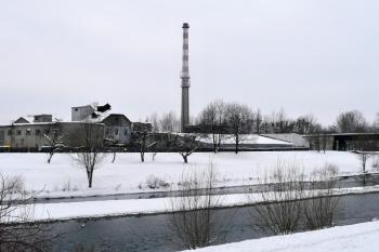 celkový pohled na areál bývalého dvora (likérky) přes řeku Ostravici  ( © Jan P. Štěpánek 01/2010)