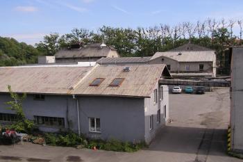 pohled na bývalý dvůr (likérku) s ještě existujícím severním traktem západní fronty dvora. V popředí bývalý hlavní vjezd do dvora.  ( © Jan P. Štěpánek 09/2006)