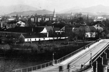 Areál bývalého dvora (tehdy již likérky H. Löwa) z frýdecké strany starého Koloredovského mostu v období 1. republiky ( © Státní okresní archiv Frýdek-Místek)