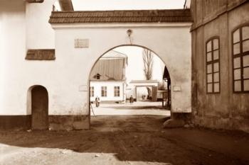 jihovýchodní, zadní brána průjezdu do bývalého dvora (tehdy již liérky H. Löwa) v r. 1929 ( © Státní okresní archiv Frýdek-Místek)