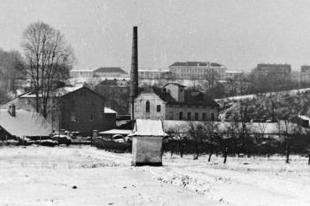 Areál bývalého dvora (tehdy již podniku Seliko) od jihu z tzv. Malého Koloredova - r. 1963 ( © Státní okresní archiv Frýdek-Místek)