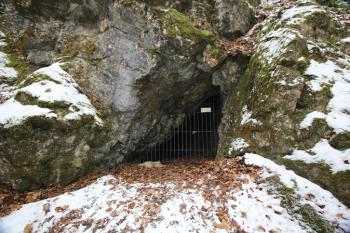 Horní vchod do jeskyně (© Luděk Vláčil 01/2017)