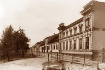 mlýnský náhon podtékající křižovatku ulice Císařská a Zahradní v roce 1908 (dnes Pionýrů a zaniklá)  ( © Státní okresní archiv ve Frýdku-Místku )
