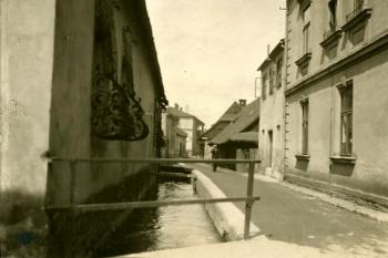 Mlýnská ulice s otevřeným náhonem v pohledu od ulice Stará cesta. Vlevo velmi vzácné kované okenní mříže - rok 1929 ( © Státní okresní archiv ve Frýdku-Místku )
