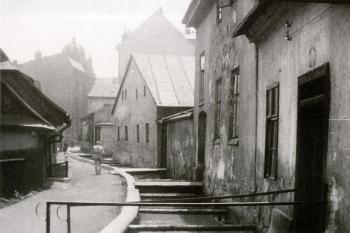 Mlýnská ulice kolem roku 1938 ještě s otevřeným náhonem. V pozadí vlevo kopule kavárny Avion, vpravo štít místecké spořitelny a radnice. (© Státní okresní archiv ve Frýdku-Místku)