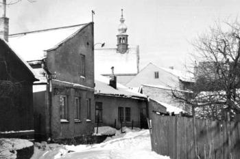 Zamrzlý mlýnský náhon kolem zadních traktů domů kolem staré Frýdlantské ulice nedaleko kostela Všech Svatých - rok 1963  ( © Státní okresní archiv ve Frýdku-Místku )