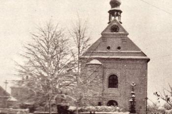 Mlýnský náhon se sochou sv. Jana Nemomuckého a kostelem Všech Svatých na Frýdlantské ulici - rok 1928 ( © Státní okresní archiv ve Frýdku-Místku )