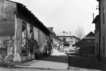 Mlýnská ulice se zakrytým mlýnským náhonem - pohled od ulice Stará cesta - rok 1957 ( © Státní okresní archiv ve Frýdku-Místku )