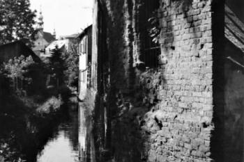 Mlýnský náhon v úseku mezi Hlavní a Frýdlantskou ulicí - v pozadí kostel Všech Svatých - rok 1959 ( © Státní okresní archiv ve Frýdku-Místku )