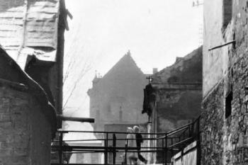 pohled proti proudu na mlýnský náhon a dřevěné mlýnské kolo mlýna (vlevo) - rok 1939 (© Státní okresní archiv ve Frýdku-Místku)