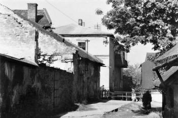 pohled Mlýnskou ulicí s již zakrytým náhonem na Podkostelní mlýn (vpravo) - rok 1956 (© Státní okresní archiv ve Frýdku-Místku)