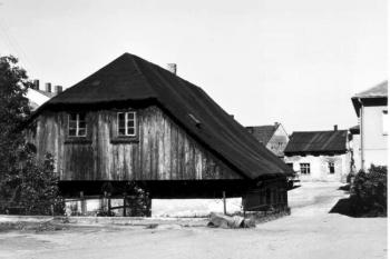 Západní štít Podkostelního mlýna v pohledu od průchodu z farního náměstí k Antonínovu - rok 1972 (© Státní okresní archiv ve Frýdku-Místku)