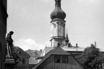 Antonínov náměstí s Podkostelním mlýnem a sochou sv. Antonína v roce 1969. V pozadí kostel sv. Jakuba. (© Státní okresní archiv ve Frýdku-Místku)