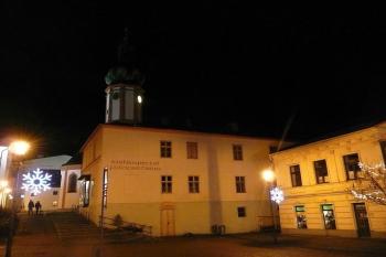Antonínovo náměstí a prázdné místo po zaniklém Podkostelní mlýně (© Jan P. Štěpánek 12/2008)
