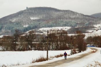 Pohled na hradní kopec od vlakové zastávky v Tekovské Breznici. (© Pavel Semple, 01/2017)