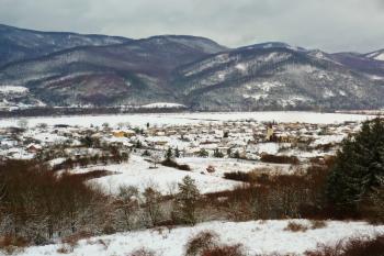 Pohled z hradního kopce na Tekovskou Breznicu. (© Pavel Semple, 01/2017)