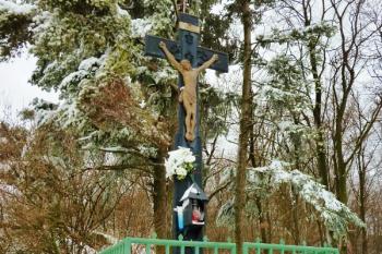 Kříž na severozápadním konci předhradí. (© Pavel Semple, 01/2017)