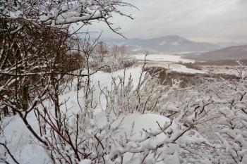 Pohled ze skalního bradla severozápadního předhradí k SZ.  Na obzoru je Nová Baňa. (© Pavel Semple, 01/2017)
