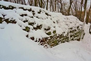 Severní zeď paláce (donjonu). (© Pavel Semple, 01/2017)