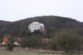 Zámek od nového hřbitova (od jihu) ( © Ivan Grisa 04/2010)