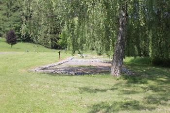 Základy vypálených domů tzv. hrobodomů (© Luděk Vláčil  06/2022)