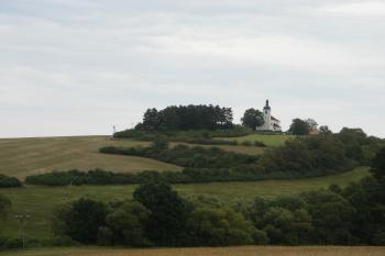 Prusíny - návrší s kostelem (© Jiří Špaček, 08/2012)