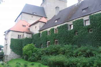 pohled z parku na 2.hradní bránu - vstup na vnitřní nádvoří hradu (© Jaroslav Špiroch, 07/2015)