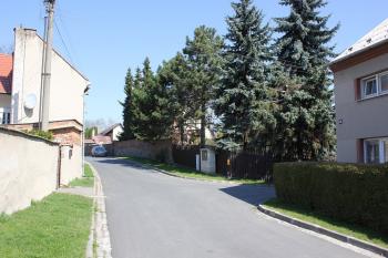 Tvrz mohla stát někde napravo v místě zahrady (ulice Lhotka). (© Luděk Vláčil 04/2017)