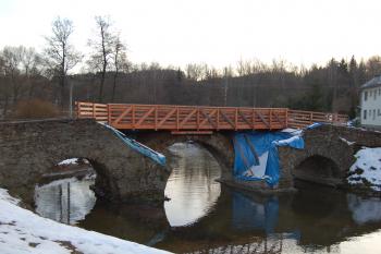 Do vody se zhroutila polovina prostředního oblouku. (© Rodochrozit, 12/2012)