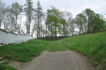 2.val a příkop předhradí od jihu (© Jaroslav Špiroch 05/2020)
