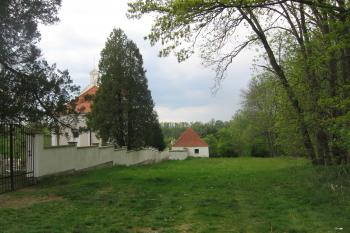 Hlavní místo osídlení (hradiště) od východu (od předhradí) (© Jaroslav Špiroch 05/2020)