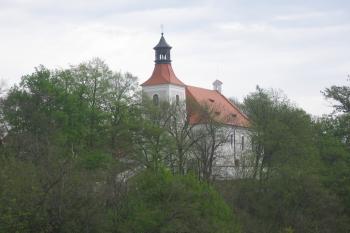 Ostroh hradiště s kostelem sv.Vincence přes řeku Malši od jihozápadu (© Jaroslav Špiroch 05/2020)