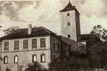zámek od jihovýchodu na pohlednici z r. 1930 (© Aleš Novák: Neratovice a okolí na starých pohlednicích, Baron, Hostivice 2007)