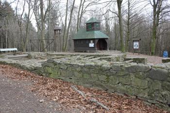 Akropole hradiska se základy kostela sv. Klimenta a s dřevěnou kaplí téhož světce. (© Luděk Vláčil 03/2017)