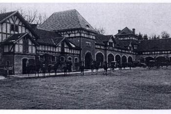 Jízdárna na nádvoří počátkem 20. stol. (© zdroj: schloss Fürstenstein, W. J. Koch 2006)