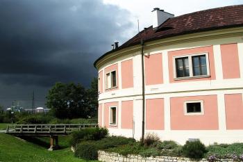 Vodní příkop kolem tvrze ( © Petr Turyna 08/2005)