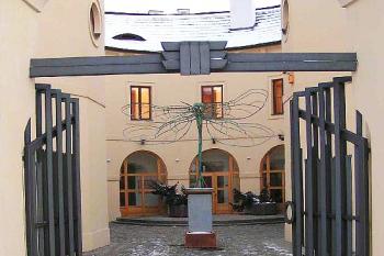 Dvůr tvrze ( © Petr Turyna 01/2004)