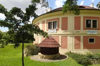 Chodovská vodní tvrz ( © Jiří Čížek 07/2007)