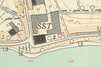 Zámek (černě-obytná budova) a dvůr (mřížkovaně-hospodářská budova) na mapě z r. 1952. (© zdroj: http://archivnimapy.cuzk.cz)