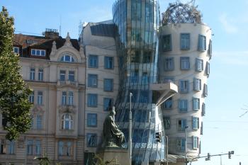 Tančící dům (© Jiří Špaček, 08/2016)