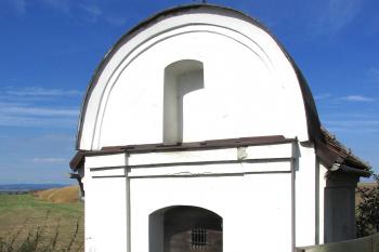 Kaple sv. Rozálie v Obci Bolelouc, části městyse Dub nad Moravou. (© Pavel Vítek  09/2025)