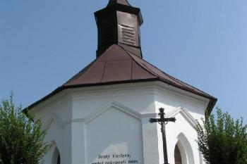 Kaple volně stojící při zámku ( © Petr Turyna 11/2004)