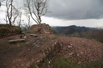 Zbytky bergfritu - okrouhlé věže (© Luděk Vláčil 05/2017)