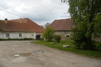 Středokluky - vchod do hosp. dvora (© Jiří Špaček, 05/2017)