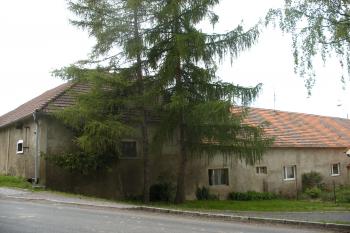 Středokluky - hosp. dvůr od východu (© Jiří Špaček, 05/2017)