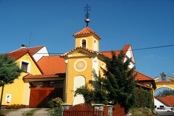 Kněževes - zvonice (© Simona Kidlesová, 10/2013)