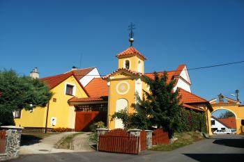 Kněževes - místo bývalé tvrze (© Jiří Špaček, 10/2013)