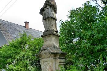 sv. Jan Nepomucký u kostela ( © František Kinař 05/2017)