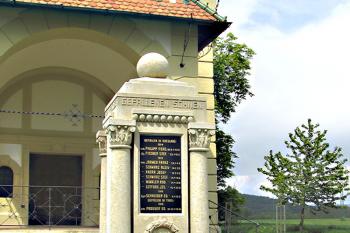 Pomník padlým před kaplí sv. Rocha v Radišově ( © Pavel Vítek 05/2017)