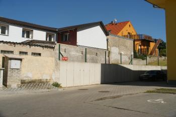 Radonice - ulička Ke Tvrzi (© Jiří Špaček, 05/2017)